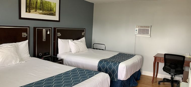 Hotel Champlain Motor Inn:  PEMBROKE - ONTARIO