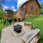 FOXES' DEN CABIN WITH PRIVATE HOT TUB AND ARCADE GAME BY REDAWNING 3 Stars