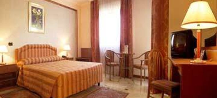 Hotel Palace 2000:  POMEZIA - ROMA