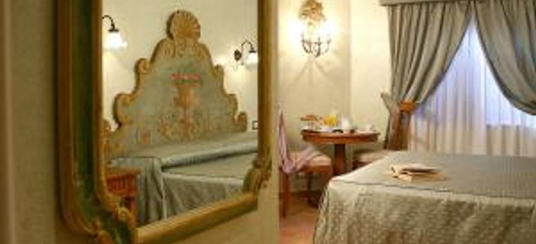 Hotel Mozart:  ROM
