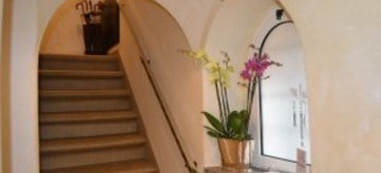 Les Fleurs Luxury House:  ROM