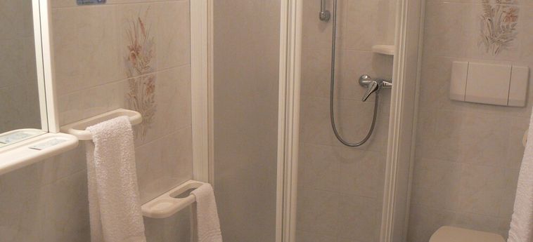 Hotel E Appartamenti Al Larice Ronzone - Trento: Foto 