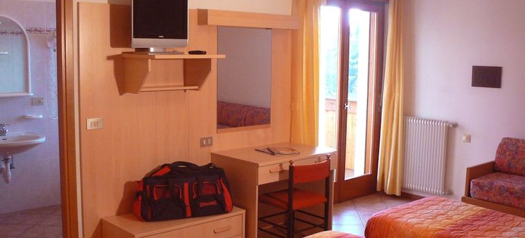Hotel E Appartamenti Al Larice Ronzone - Trento: Foto 