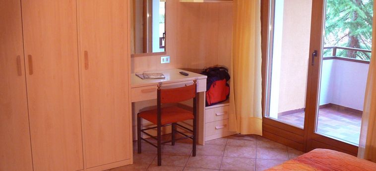 Hotel E Appartamenti Al Larice Ronzone - Trento: Foto 