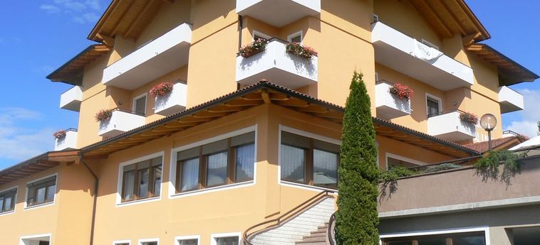 Hotel E Appartamenti Al Larice Ronzone - Trento: Foto 
