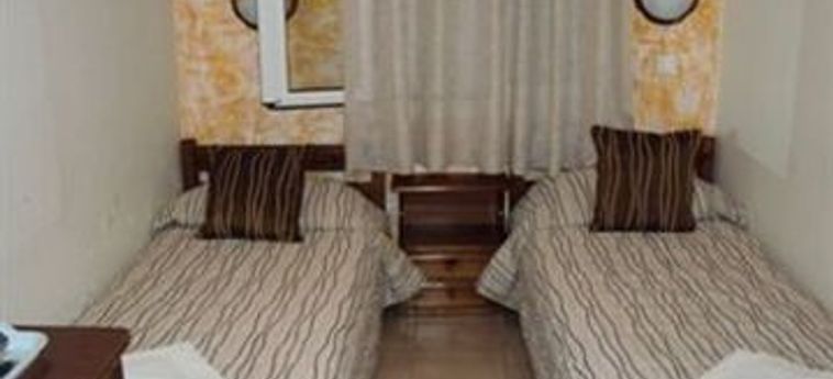 Hotel Yiannis Roussos Villa:  SANTORINI