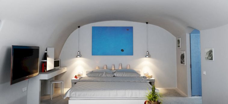Hotel Exclusive Plan Private Suites:  SANTORINI