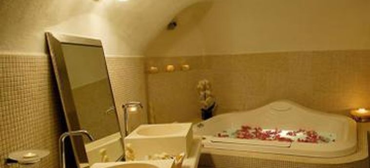Hotel Honeymoon Petra Villas:  SANTORINI