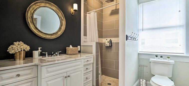 Hotel Colorful Tampa Home W/ Spacious Covered Patio Tampa (Fl) : Photo 