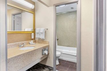 Hotel Quality Inn Toronto Airport:  TORONTO