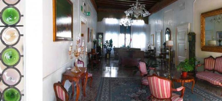 Pensione Accademia Villa Maravege:  VENECIA