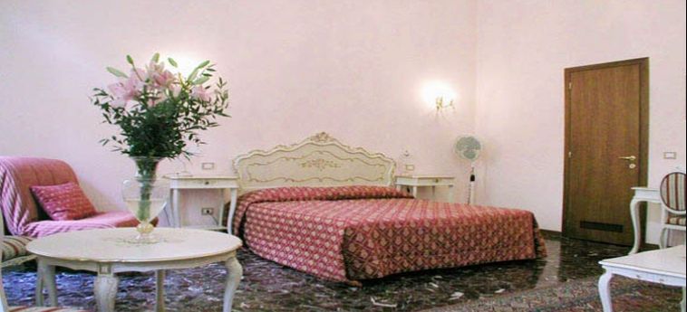 Hotel Mezzo Pozzo:  VENECIA