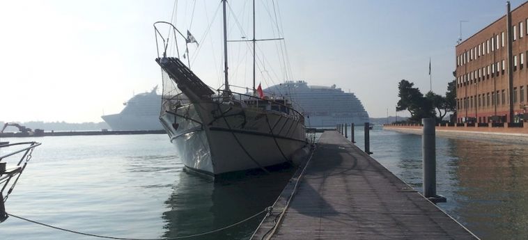 Hotel Venezia Boat & Breakfast Caicco Freedom:  VENICE
