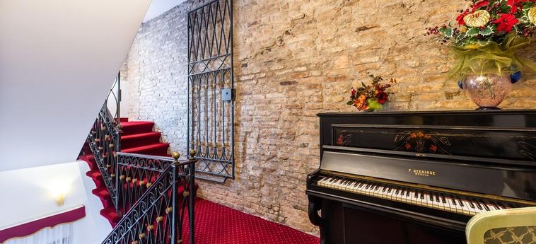 Hotel A Tribute To Music:  VENISE