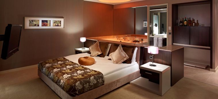 Cratos Premium Hotel & Casino & Port & Spa:  ZYPERN